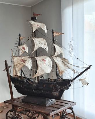 Nave a vela artigianale gigante con carrello