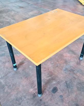 tavolo in legno da arredamento usato