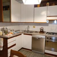 cucina con elettrodomestici 