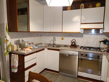 cucina con elettrodomestici 