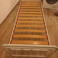 due letti con toghe in legno