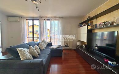 Appartamento luminoso disposto su due livelli con