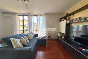 Appartamento luminoso disposto su due livelli con