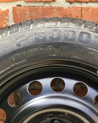 Pneumatico Pirelli nuovo con cerchio