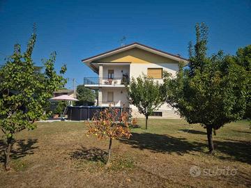 Casa singola con due appartamenti e lotto 1.500 mq
