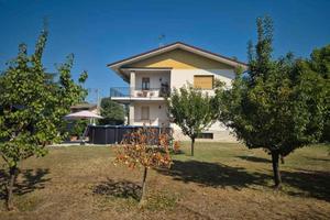 Casa singola con due appartamenti e lotto 1.500 mq