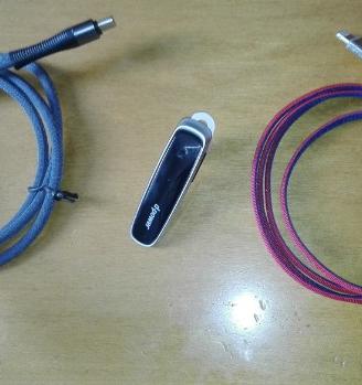 Cavetti ricarica e auricolare wireless cellulari