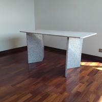 UNICO TAVOLO IN MARMO BIANCO