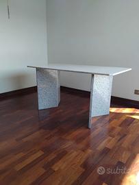 UNICO TAVOLO IN MARMO BIANCO