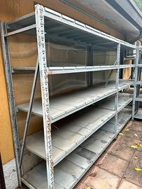 Tre scaffali in ferro