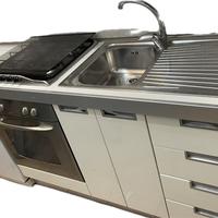 Cucina bianca con gas e forno incassato