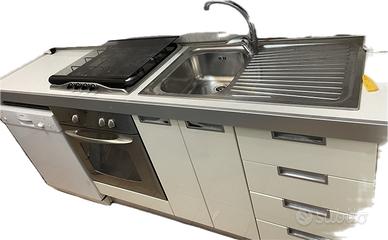 Cucina bianca con gas e forno incassato