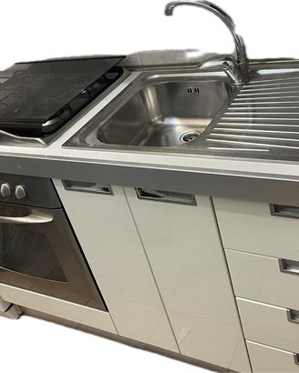Cucina bianca con gas e forno incassato