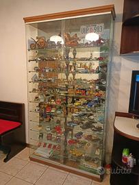 Vetrina in vetro con collezione modellini auto e m