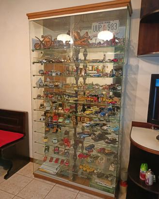 Vetrina in vetro con collezione modellini auto e m