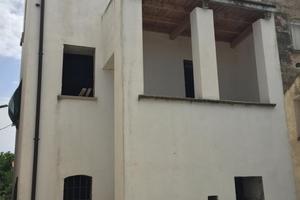 VILLETTA DA COMPLETARE con tetto nuovo