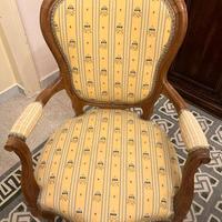 Poltroncina d'epoca finemente restaurata