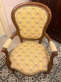 Poltroncina d'epoca finemente restaurata
