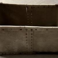 Cassa vintage in cuoio archeologia industriale