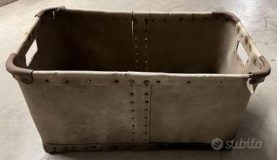 Cassa vintage in cuoio archeologia industriale