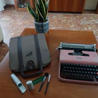 Macchina da scrivere Olivetti Lettera 22 rosa