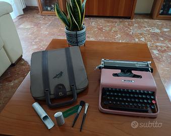 Macchina da scrivere Olivetti Lettera 22 rosa
