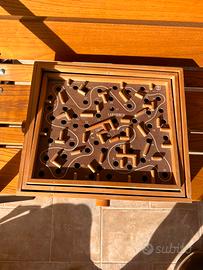 Vecchio gioco con biglia