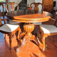 tavolo rotondo e quattro sedie