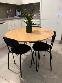 Tavolo con 3 sedie 