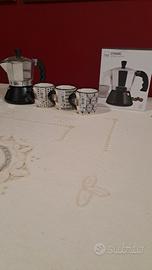 caffettiera con tazzine