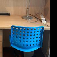 Sedia con di design in plastica bluette