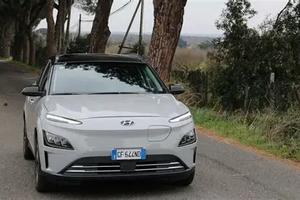 AUTO ELETTRICA KONA 64 KW