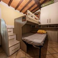 Armadio ponte con letto rialzato