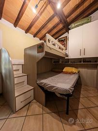 Armadio ponte con letto rialzato