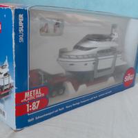 camion giocattolo con rimorchio con yacht 