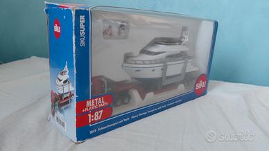 camion giocattolo con rimorchio con yacht 