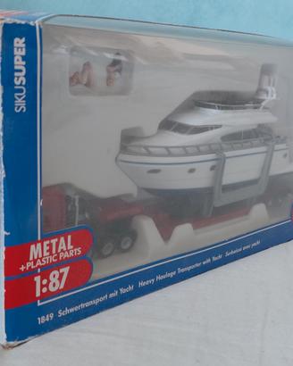camion giocattolo con rimorchio con yacht 