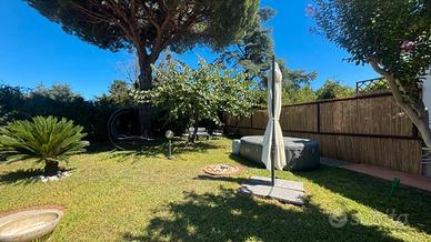 Porzione di trifamiliare con giardino e garage