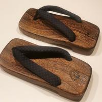 Zoccoli tradizionali in legno giapponese da uomo.