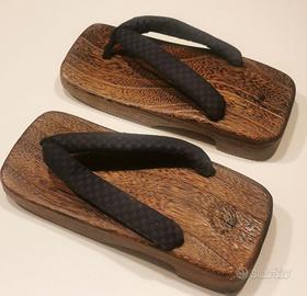 Zoccoli tradizionali in legno giapponese da uomo.