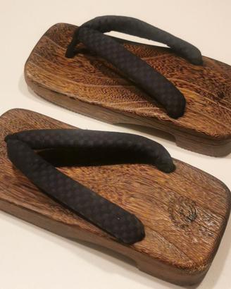 Zoccoli tradizionali in legno giapponese da uomo.