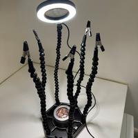 Terza mano con luce LED e lente