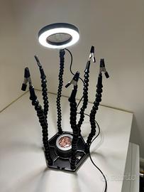 Terza mano con luce LED e lente