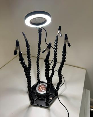 Terza mano con luce LED e lente