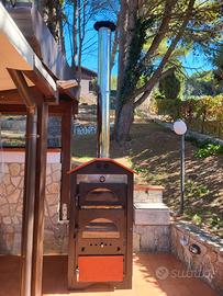 Forno a legna con griglia barbecue e portavivande