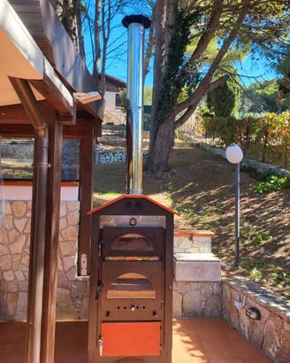 Forno a legna con griglia barbecue e portavivande
