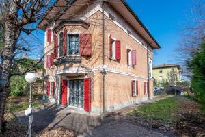 VILLA CON AMPIO CORTILE PRIVATO