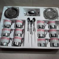 Set da 13 pezzi in porcellana e acciaio inox.