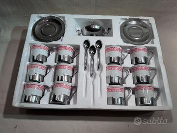 Set da 13 pezzi in porcellana e acciaio inox.