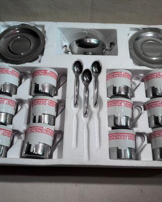 Set da 13 pezzi in porcellana e acciaio inox.